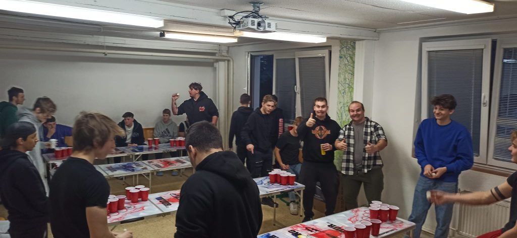 Žáci při hře Beerpong