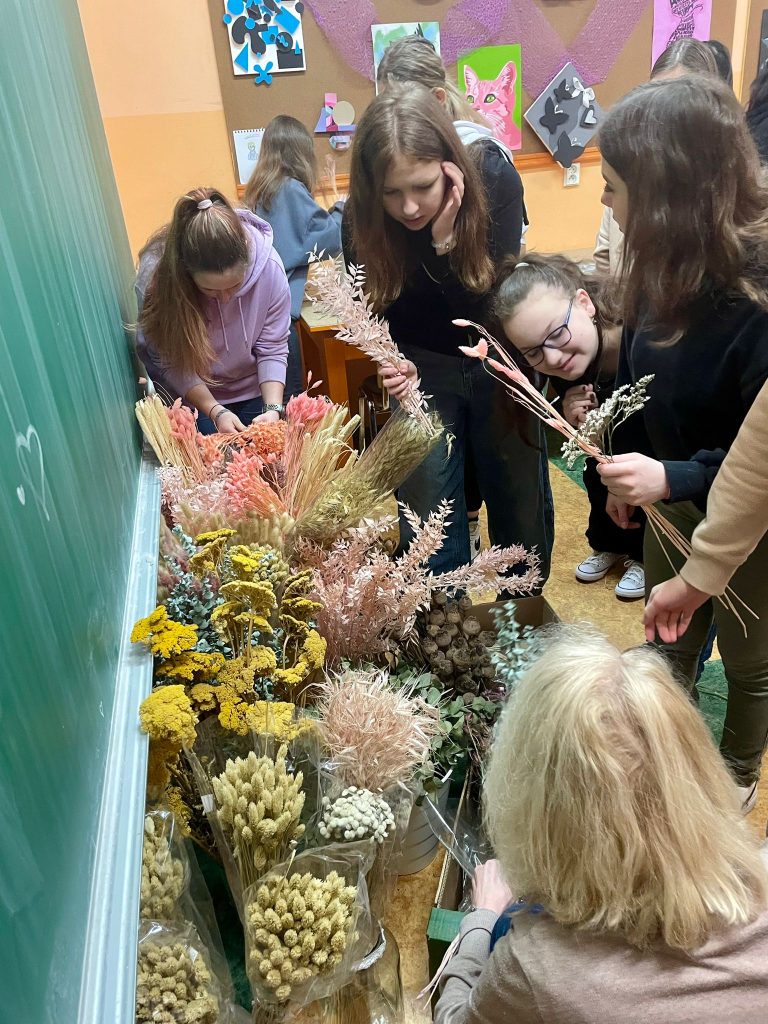 Žáci pracují na flowerboxech