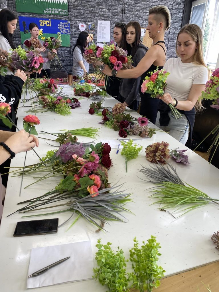 Vázání kytice během floristického kurzu