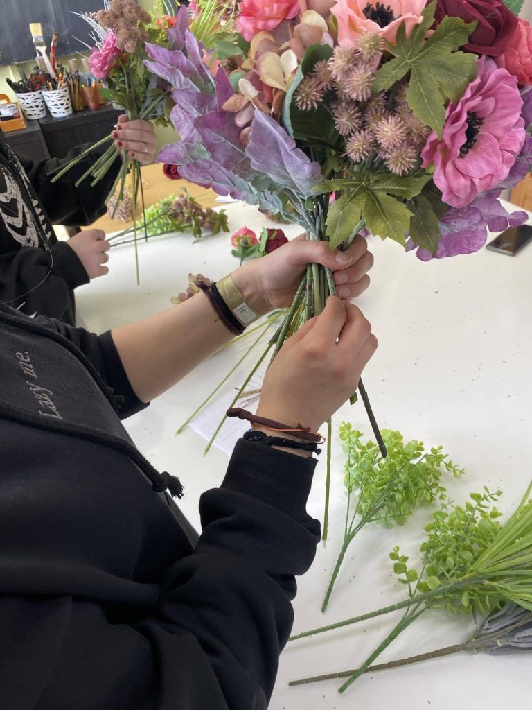 Vázání kytice během floristického kurzu