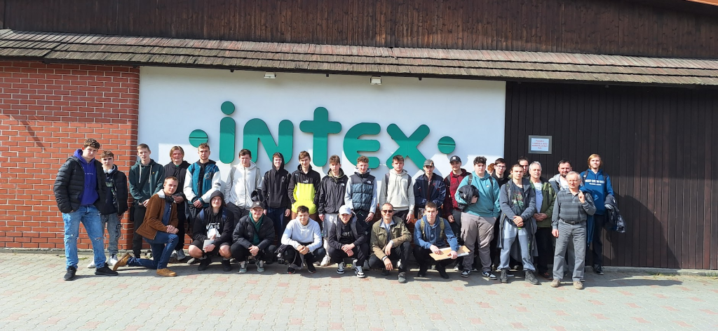 Společná fotografie žáků a učitelů před firmou Intex v Ledči nad Sázavou