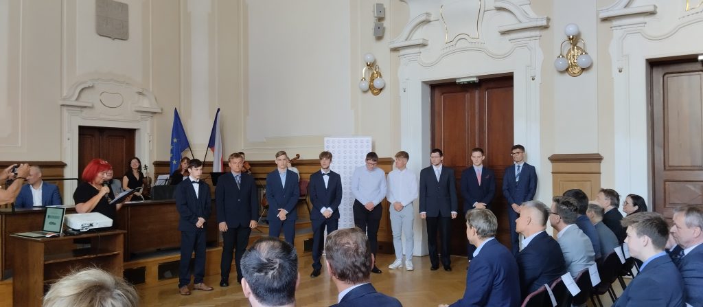 Brněnská aula VUT Brno, kde je nastoupených deset finalistů instalatérské olympiády.