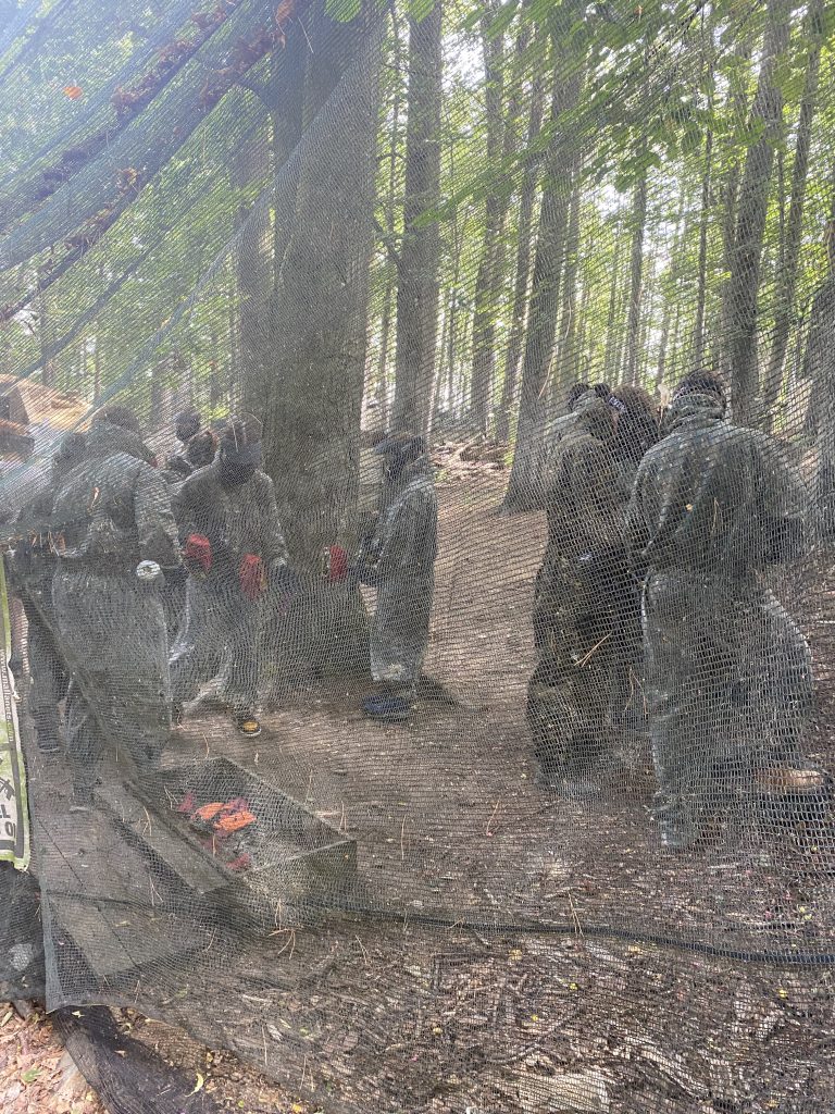 Žáci při hře Paintball