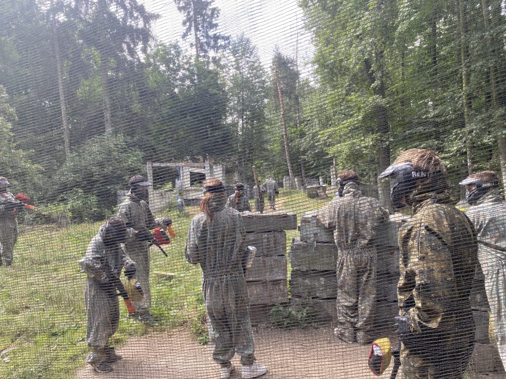 Žáci při hře Paintball