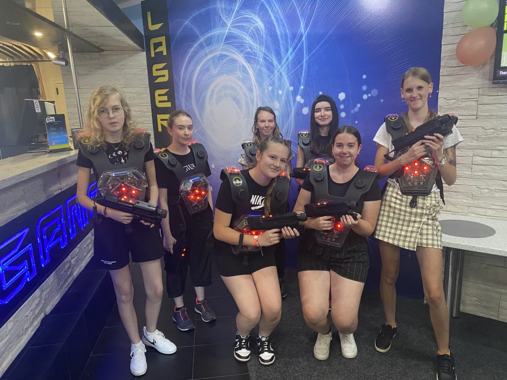 Žáci na školním výlete hrají hru Laser game