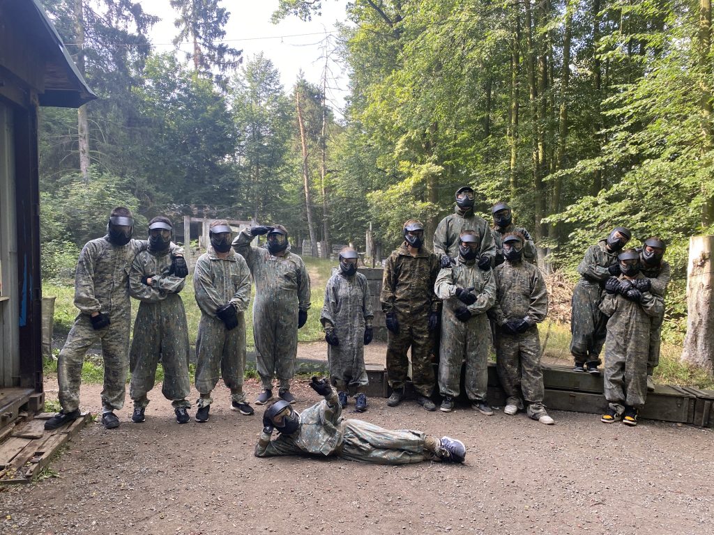 Žáci na školním výlete hrají hru Paintball