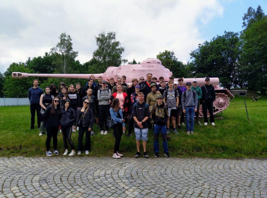 Skupinová fotografie žáků před růžovým tankem