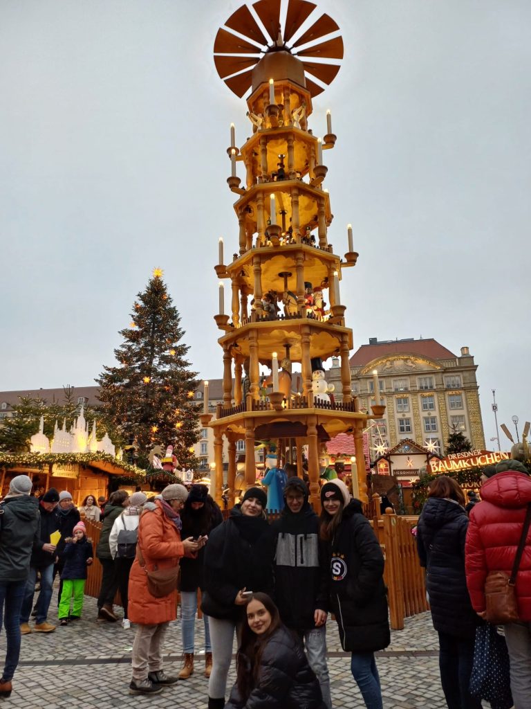 Žáci pózují na trzích v Drážďanech