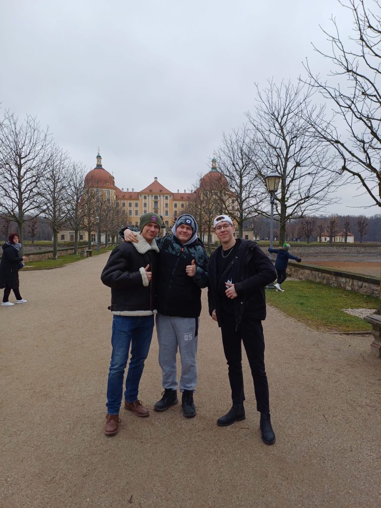 Žáci pózují před zámkem Moritzburg