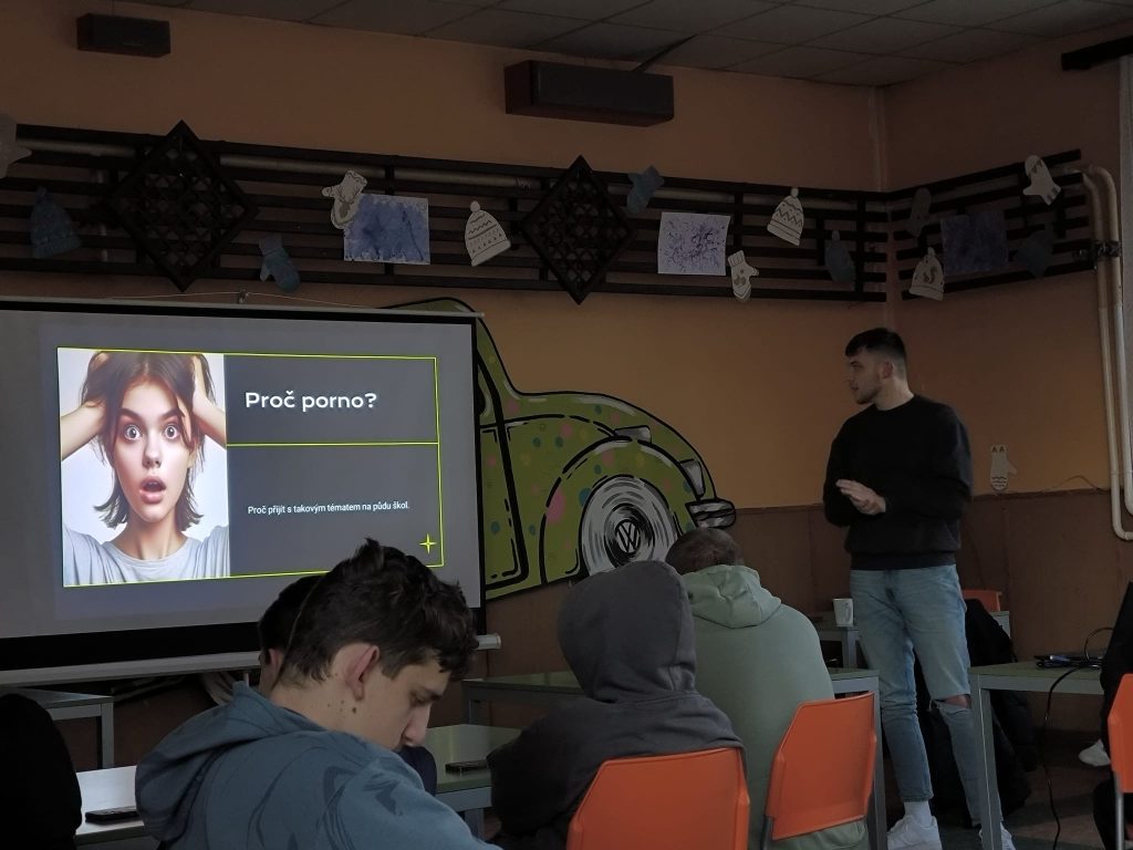 Žáci na přednášce o nebezpečí na sociálních sítích