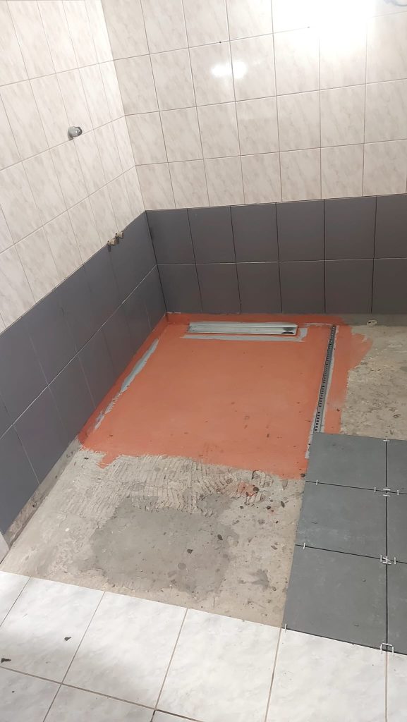 Pokládání dlažby ve sprchovém koutě