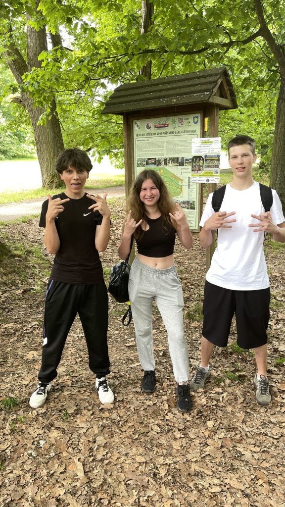 Žákyně a žáci 1 ročníků při sportovně turistické akci okolo Konopiště