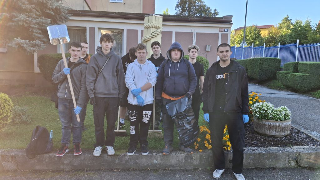 Společná fotografie žáků při akci Ukliďme Česko