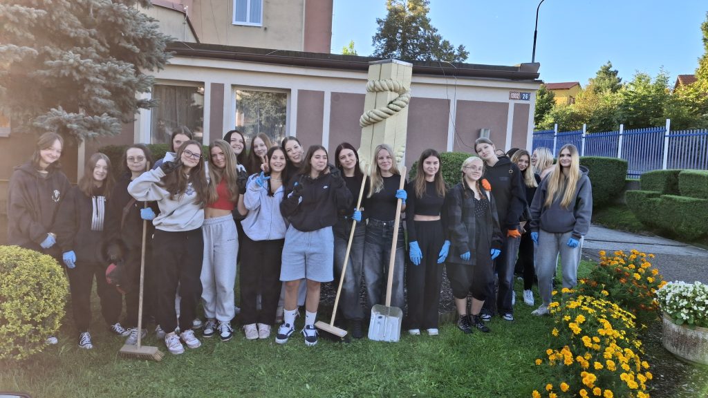 Společná fotografie žákyň při akci Ukliďme Česko