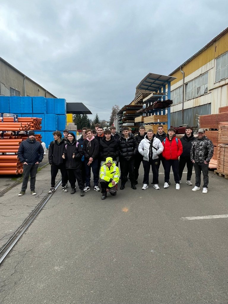 Žáci na exkurzi ve stavebninách DEK