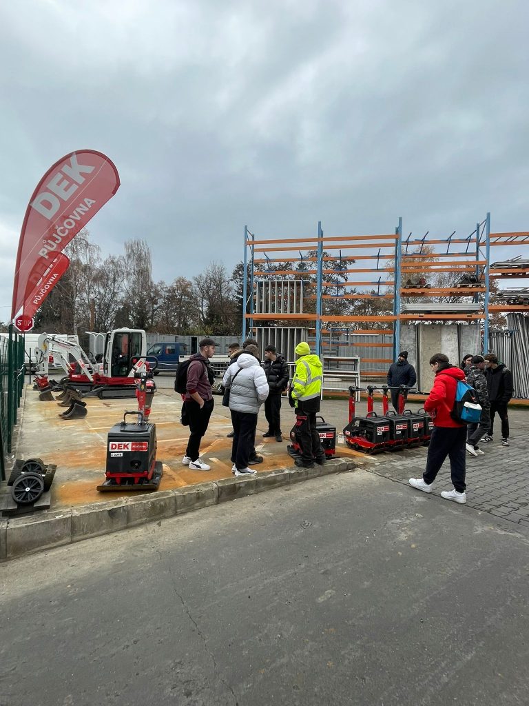 Žáci na exkurzi ve stavebninách DEK