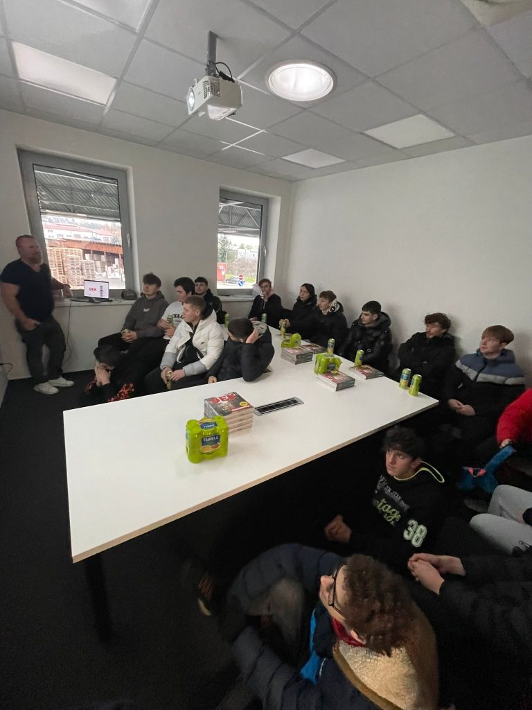 Žáci na exkurzi ve stavebninách DEK