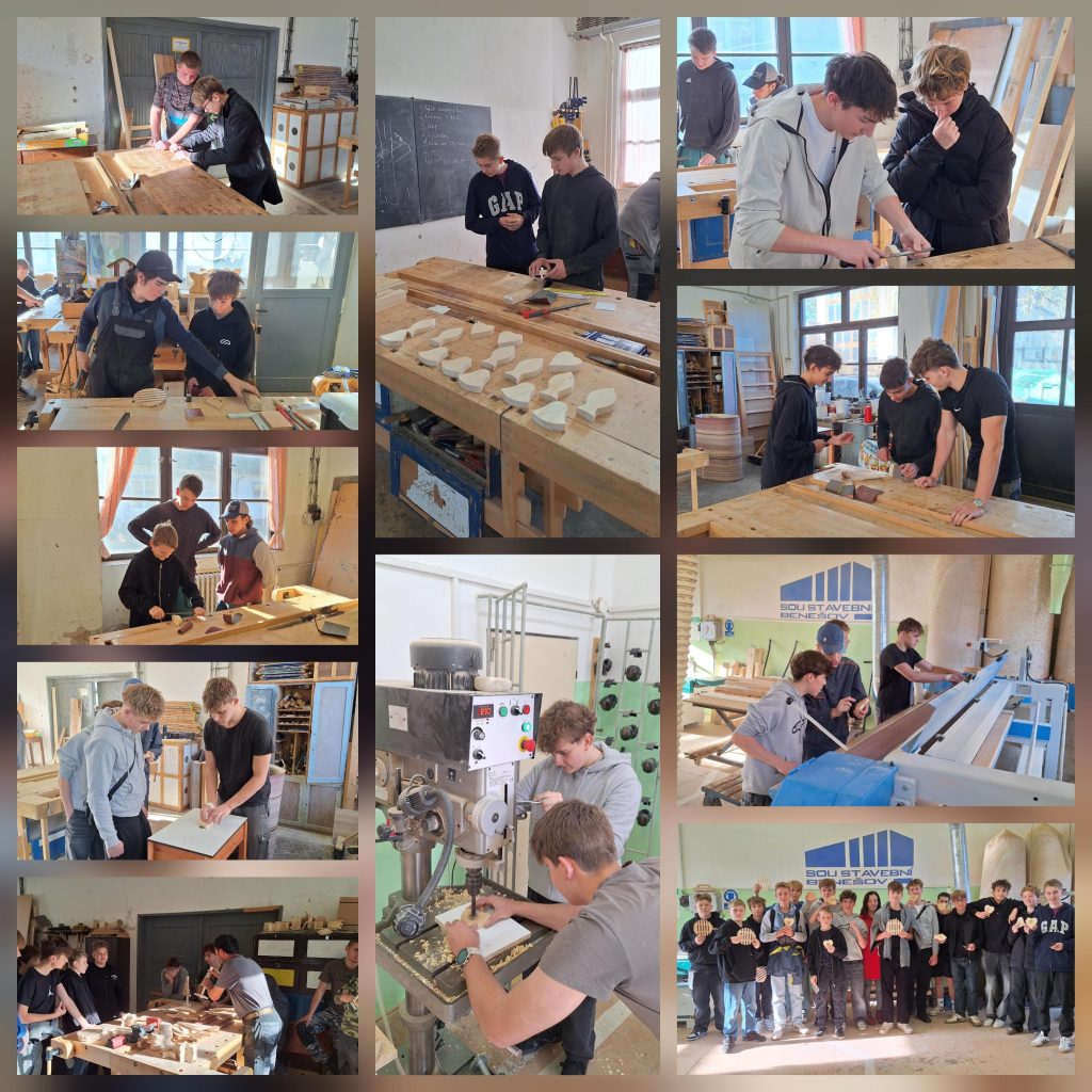 Fotografie zobrazují skupiny žáků pracujících v truhlářské dílně.
Na několika snímcích žáci stojí u velkých dřevěných pracovních stolů, měří a označují dřevěné desky pomocí pravítek a tužek.
Na jednom snímku je vidět řada malých dřevěných polotovarů (pravděpodobně výrobky nebo ukázky) rozložených na stole.
Další snímky ukazují žáky při řezání nebo přípravě materiálu, v pozadí jsou police s nářadím a dřevěné desky.
Jeden snímek zachycuje práci na velkém strojním zařízení – stojanová vrtačka, žák obsluhuje stroj.
Na jiném snímku je vidět dlouhý stroj (pravděpodobně hoblovka nebo formátovací pila), u kterého stojí dva žáci.
Poslední snímek ukazuje celou skupinu žáků pohromadě, stojí před logem školy na zdi.