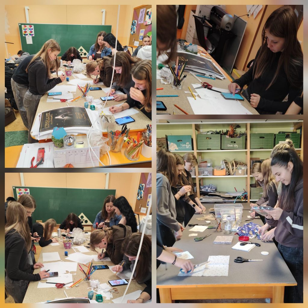 Fotografie zobrazují žáky u stolů v učebně plné výtvarných pomůcek.
Na stolech jsou rozložené barevné papíry, nůžky, lepidla, pravítka, tužky a další kreativní materiály.
Někteří žáci pracují s mobilními telefony, pravděpodobně hledají inspiraci nebo používají aplikace.
V pozadí jsou police s krabicemi a dekorativními materiály.
Na jednom snímku žáci vystřihují a lepí papírové tvary, na jiném se soustředí na kreslení nebo psaní.
Celkově jde o prostředí zaměřené na aranžérské a výtvarné činnosti.