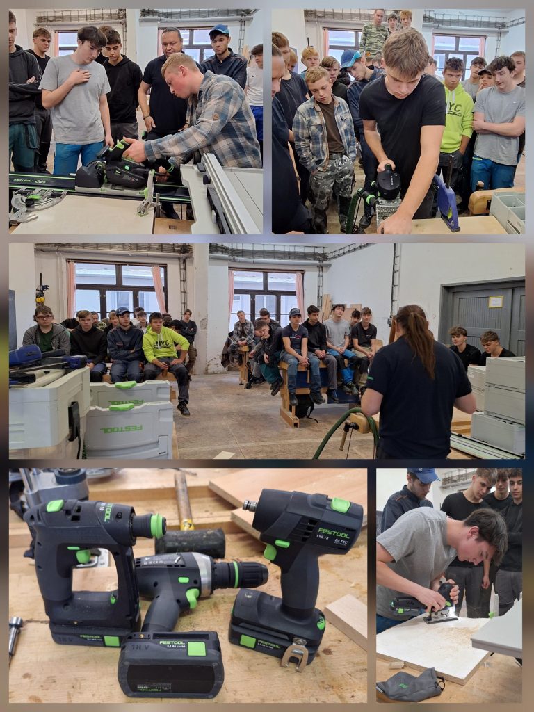 Koláž pěti fotografií z učebny truhlářů.

Horní část: Dvě fotografie ukazují skupinu mladých lidí shromážděných kolem pracovního stolu. Na stole je elektrické nářadí značky Festool. Jeden z účastníků drží nářadí a provádí ukázku, ostatní sledují.
Střední část: Fotografie zachycuje širší pohled na učebnu. V místnosti jsou dvě velká okna, několik stolů a kufry s logem Festool. Skupina sedí na lavicích, před nimi stojí osoba, která vysvětluje a předvádí nářadí.
Dolní část vlevo: Detailní snímek tří kusů akumulátorového nářadí Festool – vrtací šroubovák, rázový utahovák a kolíkovací frézka, spolu s baterií. Nářadí je černé s výraznými zelenými prvky.
Dolní část vpravo: Jeden z účastníků pracuje s nářadím na dřevěném dílu, zatímco ostatní stojí poblíž a sledují.

Celkově obrázek zachycuje praktickou ukázku práce s profesionálním elektrickým nářadím Festool v prostředí školní dílny.