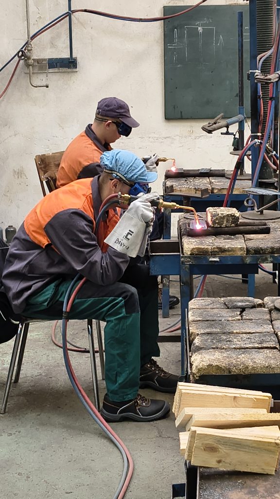 Žáci svařují plamenem