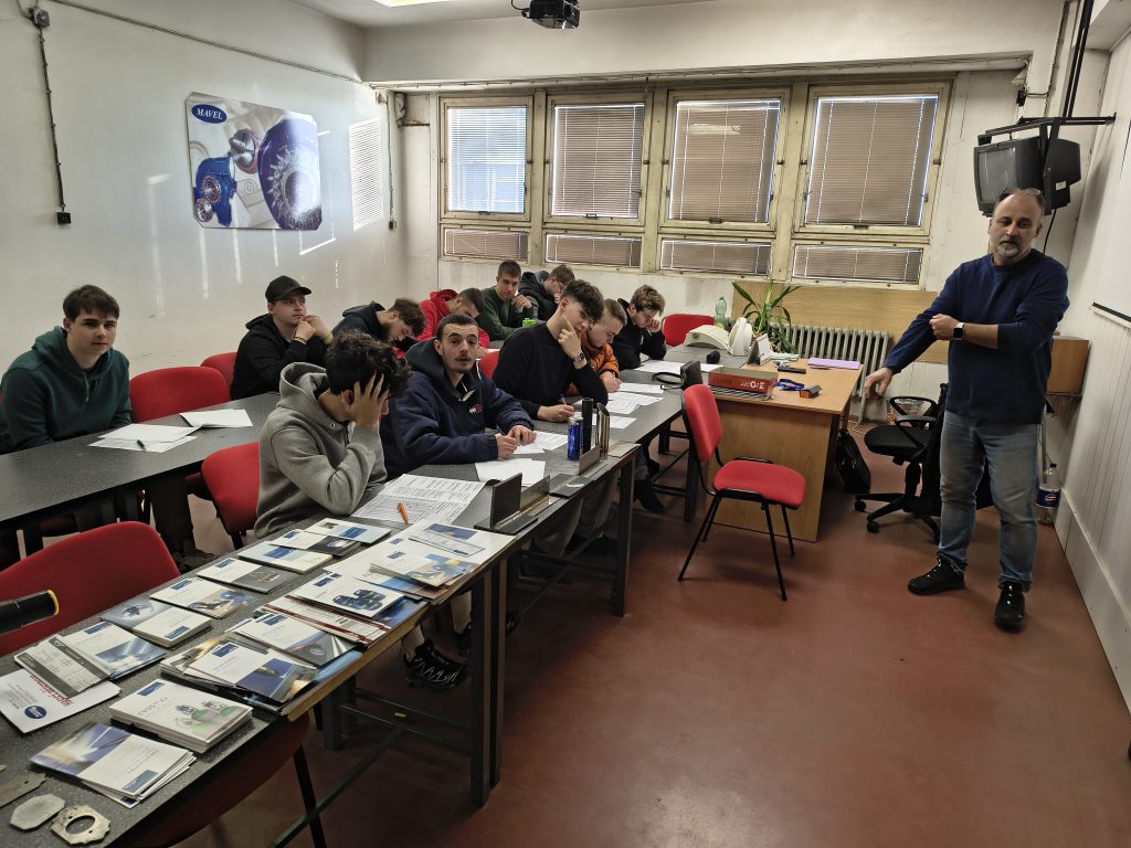 Žáci v učebně píší písemný test