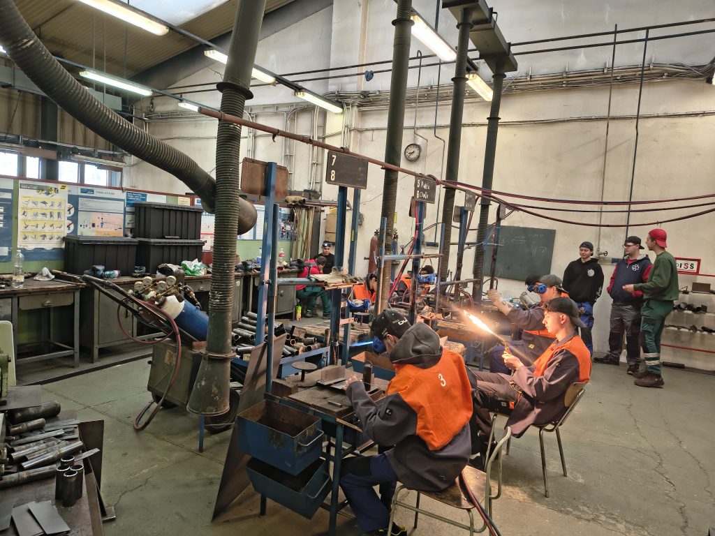 Žáci pracují na jednotlivých stanovištích