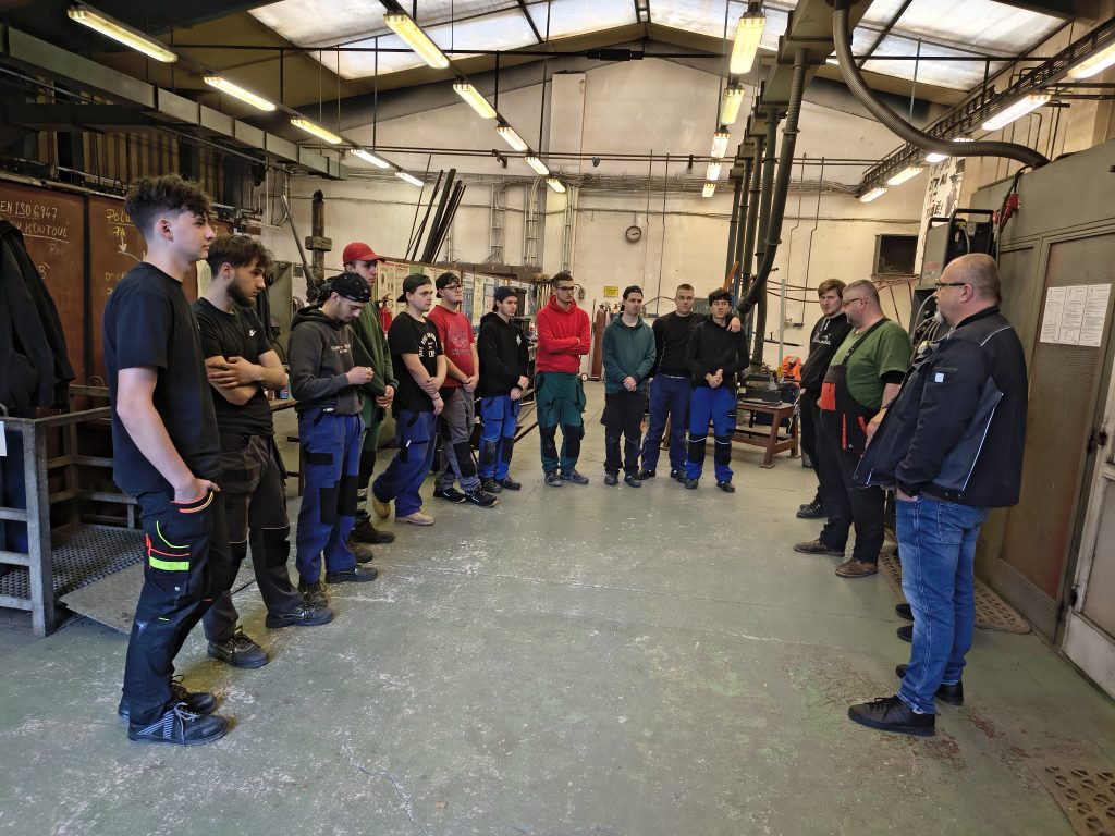 Žáci přebírají osvedčení o absolvování kurzu