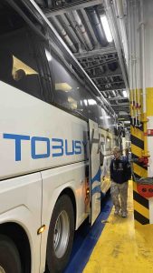 Zájezdový autobus v útrobách trajektu