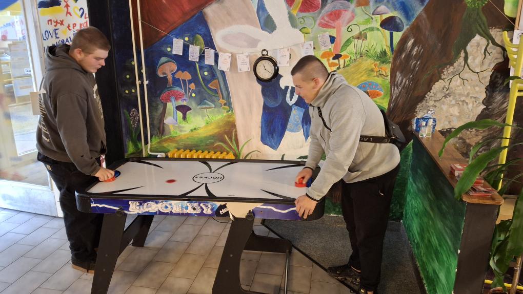 Žáci se zúčastňují aktvit v nízkoprahovém centru Mezičas