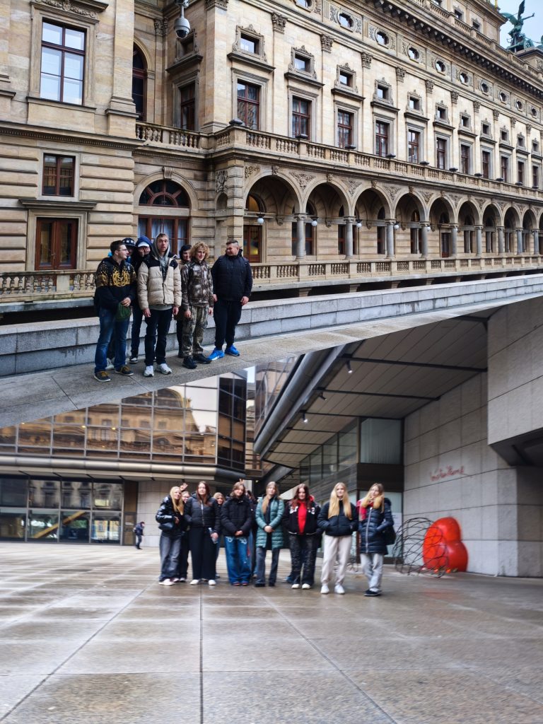 Koláž fotografií jak žáci stojí před Národním divadlem