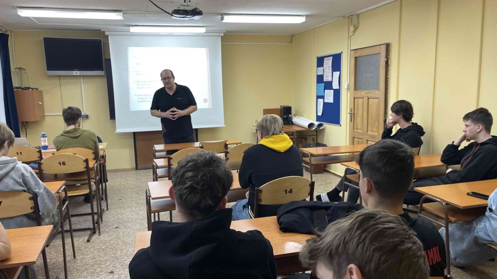 Žáci sledují přednášku zaměřenou na rizika spojená s online prostředím.