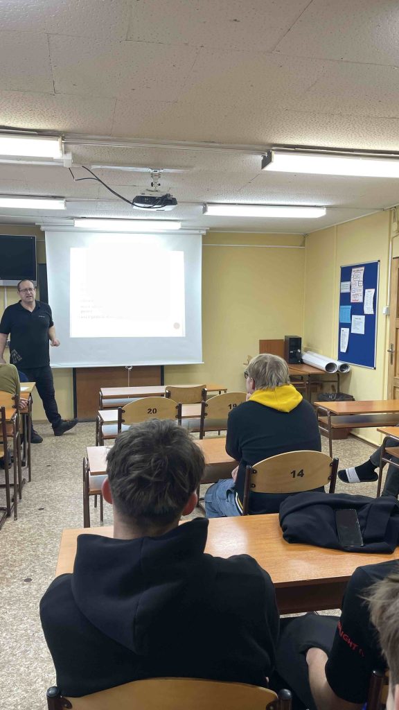 Žáci sledují přednášku zaměřenou na rizika spojená s online prostředím.