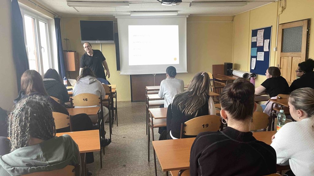 Žáci sledují přednášku zaměřenou na rizika spojená s online prostředím.