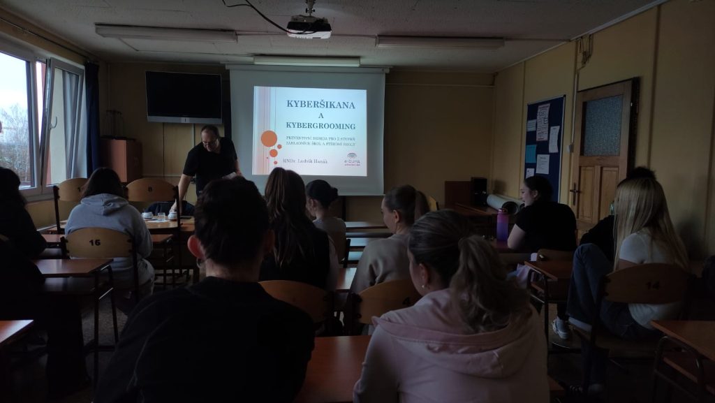 Žáci sledují přednášku zaměřenou na rizika spojená s online prostředím.