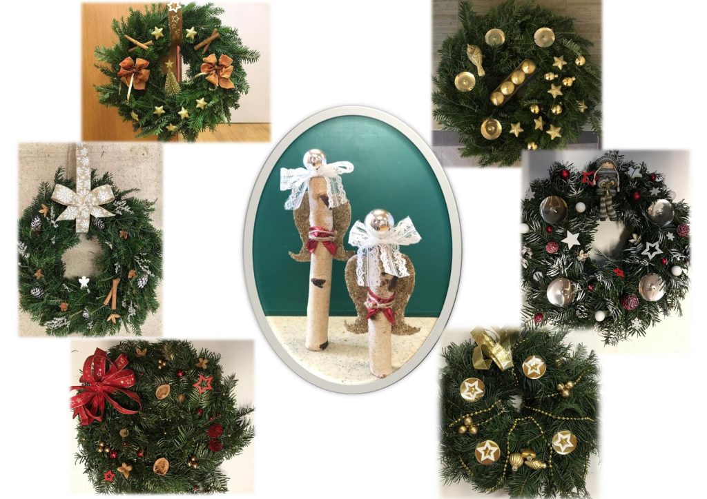 Koláž fotografií s adventními věnci a dekoracemi.