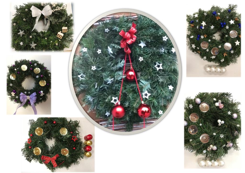 Koláž fotografií s adventními věnci a dekoracemi.