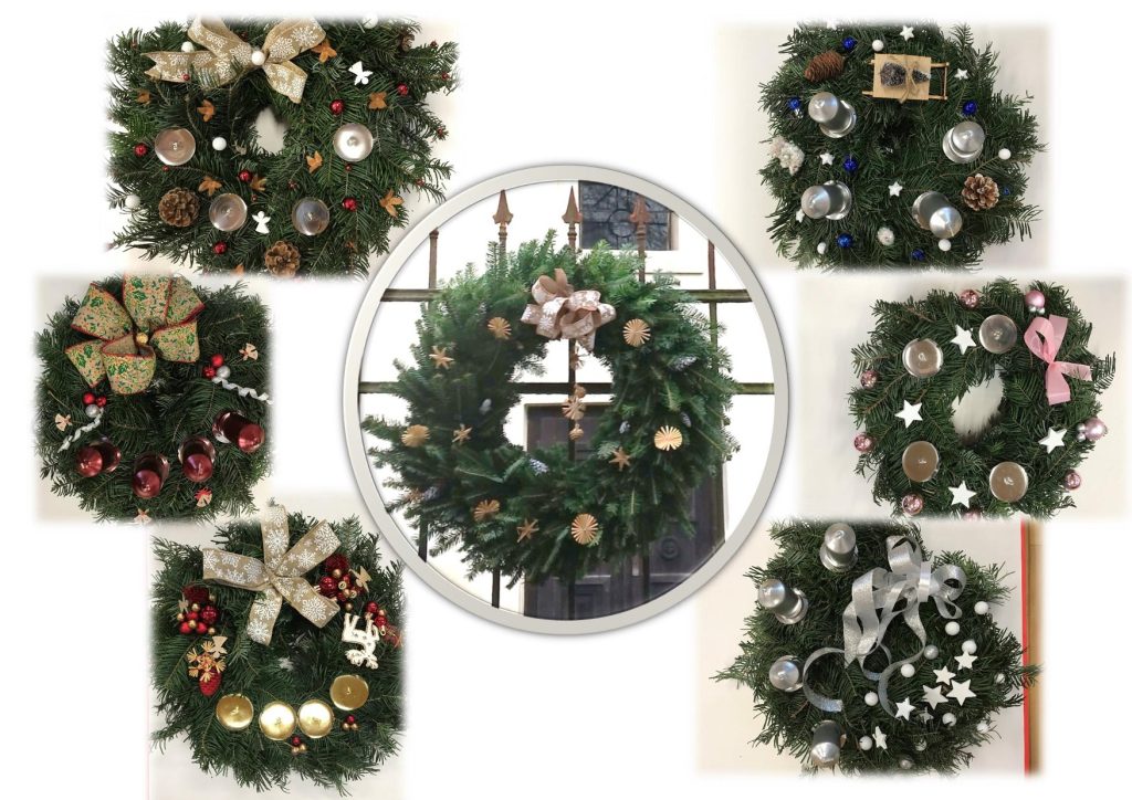 Koláž fotografií s adventními věnci a dekoracemi.