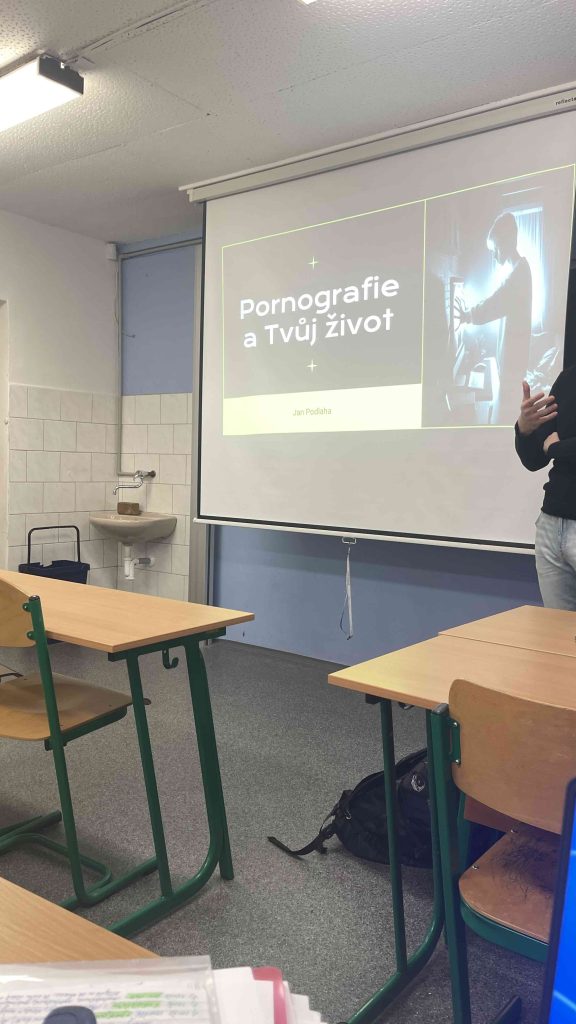 lektor přednáší žákům oposílení odpovědnosti za vlastní chování a k rozvoji zdravých postojů v oblasti sexuality.