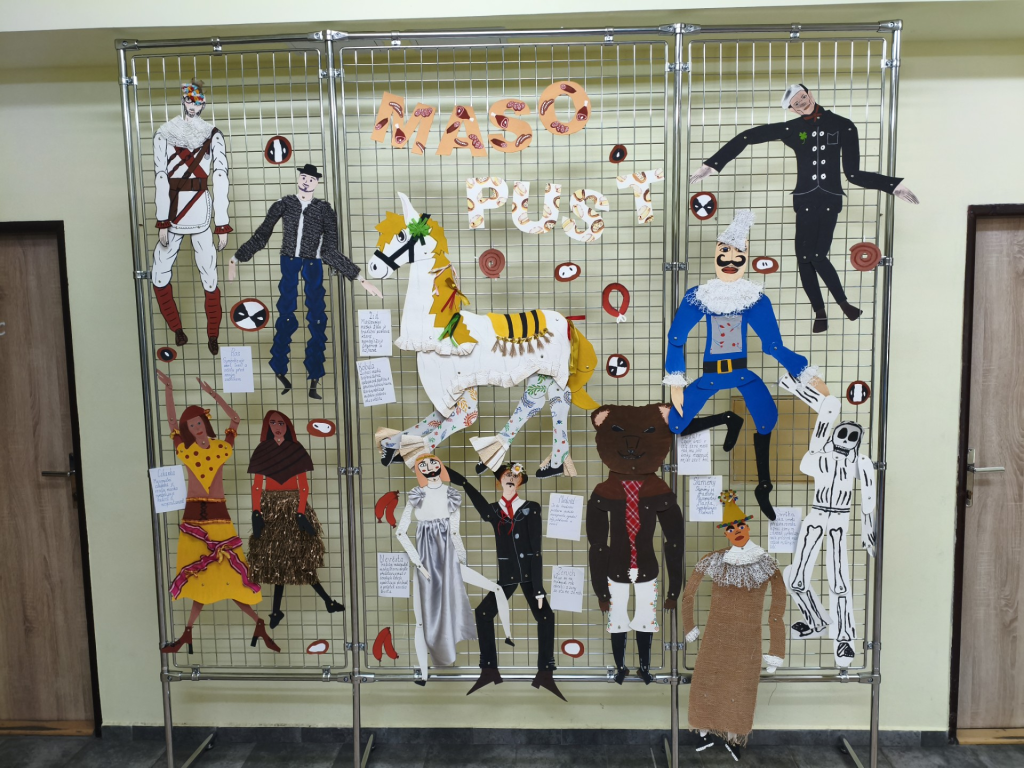 Drátěný program s instalací dekorací, které se nesou v duchu Masopustu