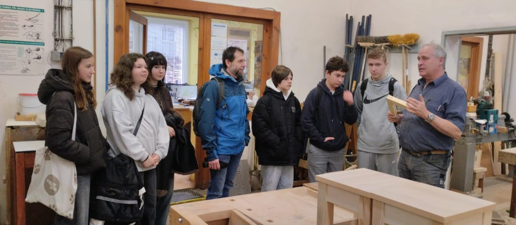 Učitel odborného výcviku představuje žákům základní školy obor truhlář