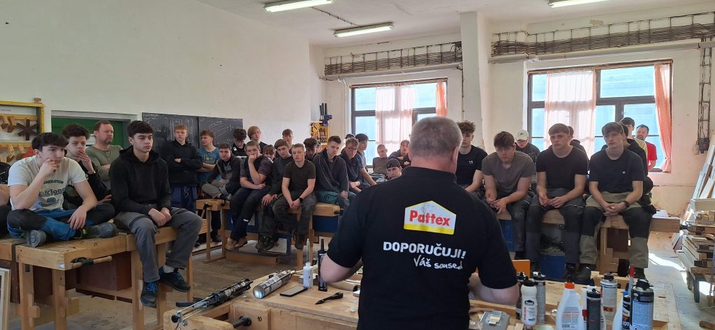 Odborník na lepidla představuje žákům sortiment lepidel HENKEL