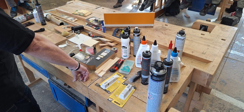 Sortiment lepidel na desce stolu