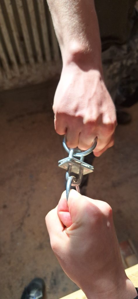 Žáci se pokouší od sebe odtrhnout dva slepené dílce