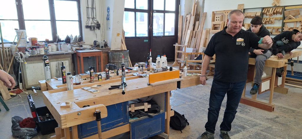 Odborník na lepidla představuje žákům sortiment lepidel HENKEL