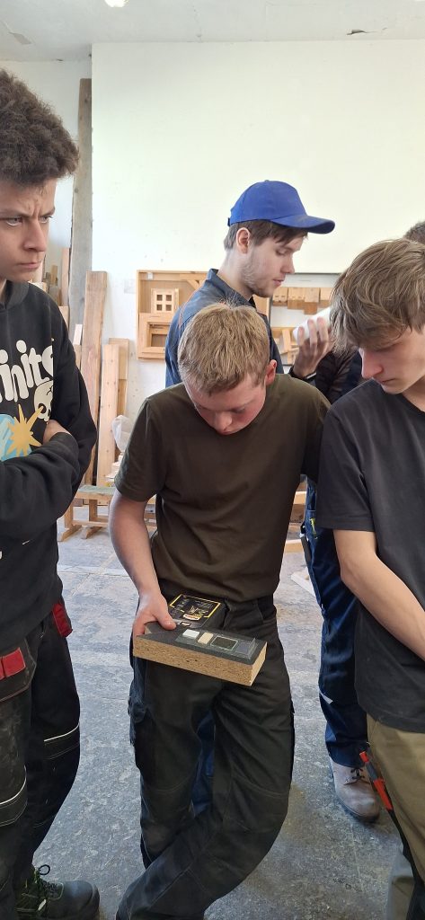 Žáci si prohlíží vzorky lepidel