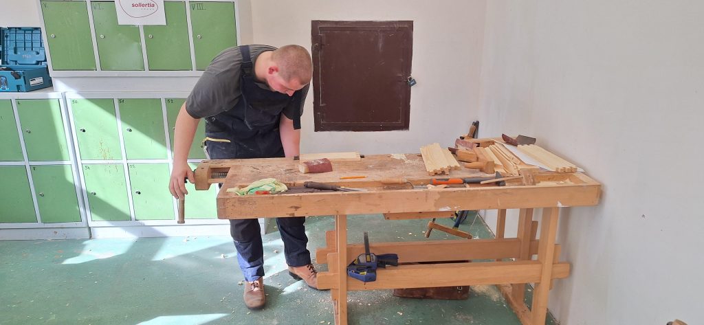 Žák pracuje na soutěžním výrobku