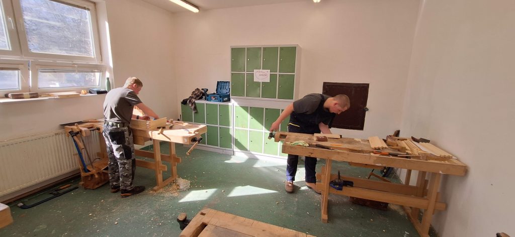 Žáci pracuje na soutěžním výrobku