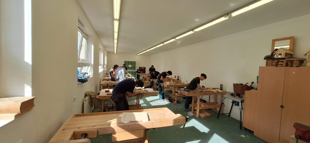 Pohled do dílny kde probíhala soutěž