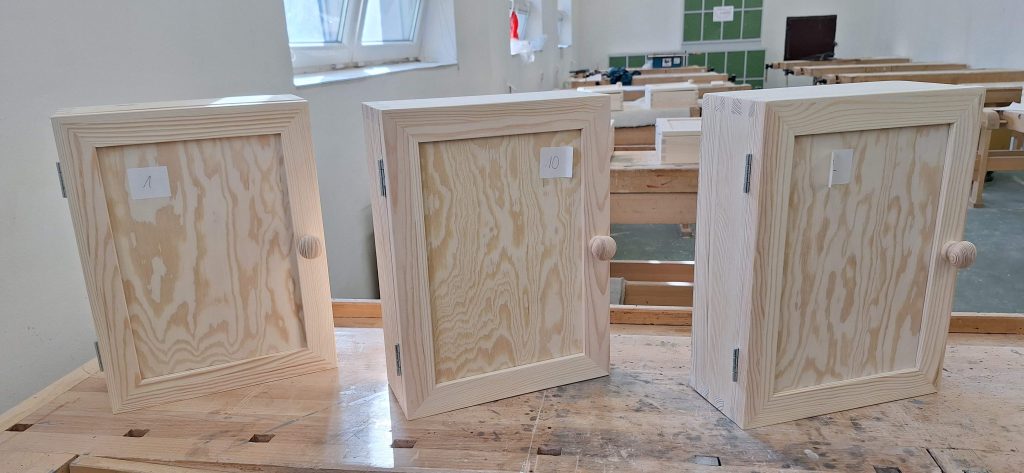 Soutěžní výrobky- Závěsná lékárnička s dveřmi